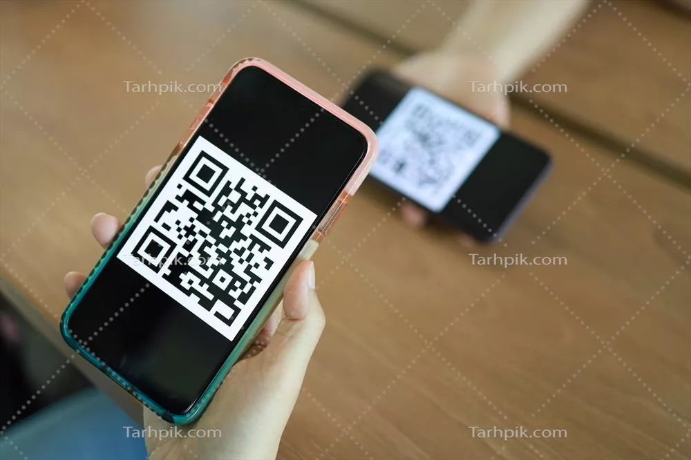 عکس زنی در حال اسکن کد QR برای خرید آنلاین با استفاده از فناوری بدون پول