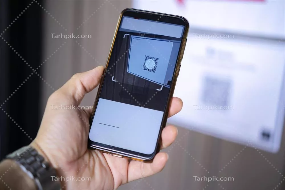 عکس مردی که در حال اسکن کد QR با گوشی هوشمند خود است