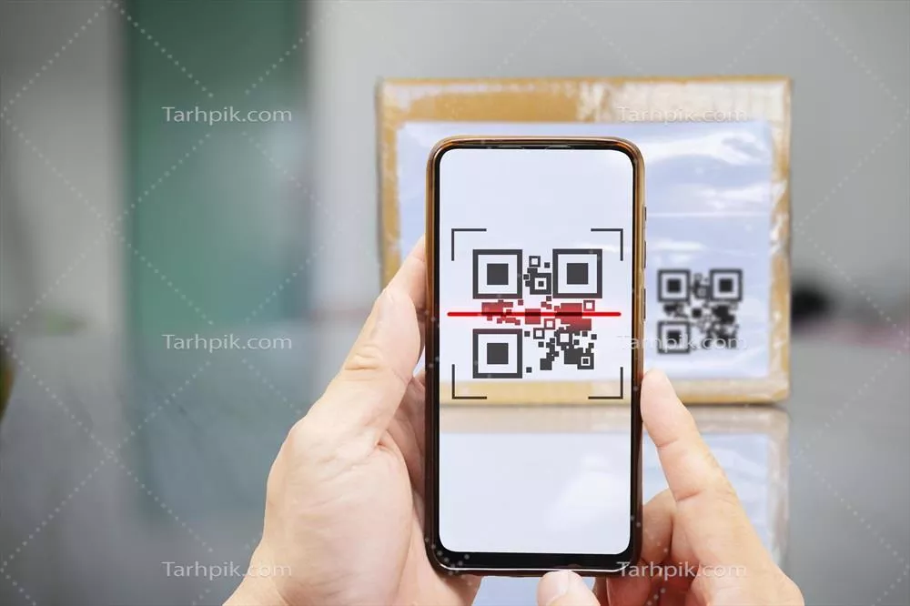 عکس گوشی هوشمند مدرن و شیک در حال اسکن کد QR روی جعبه