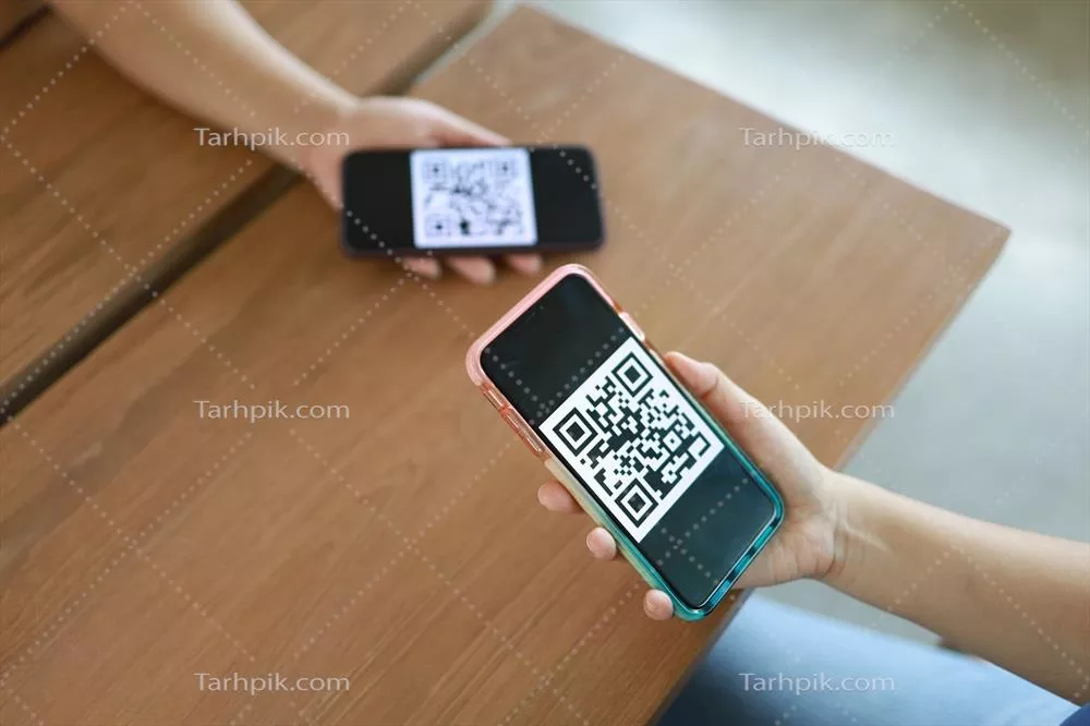 عکس زنی که در حال اسکن کد QR برای خرید آنلاین با فناوری بدون پول است