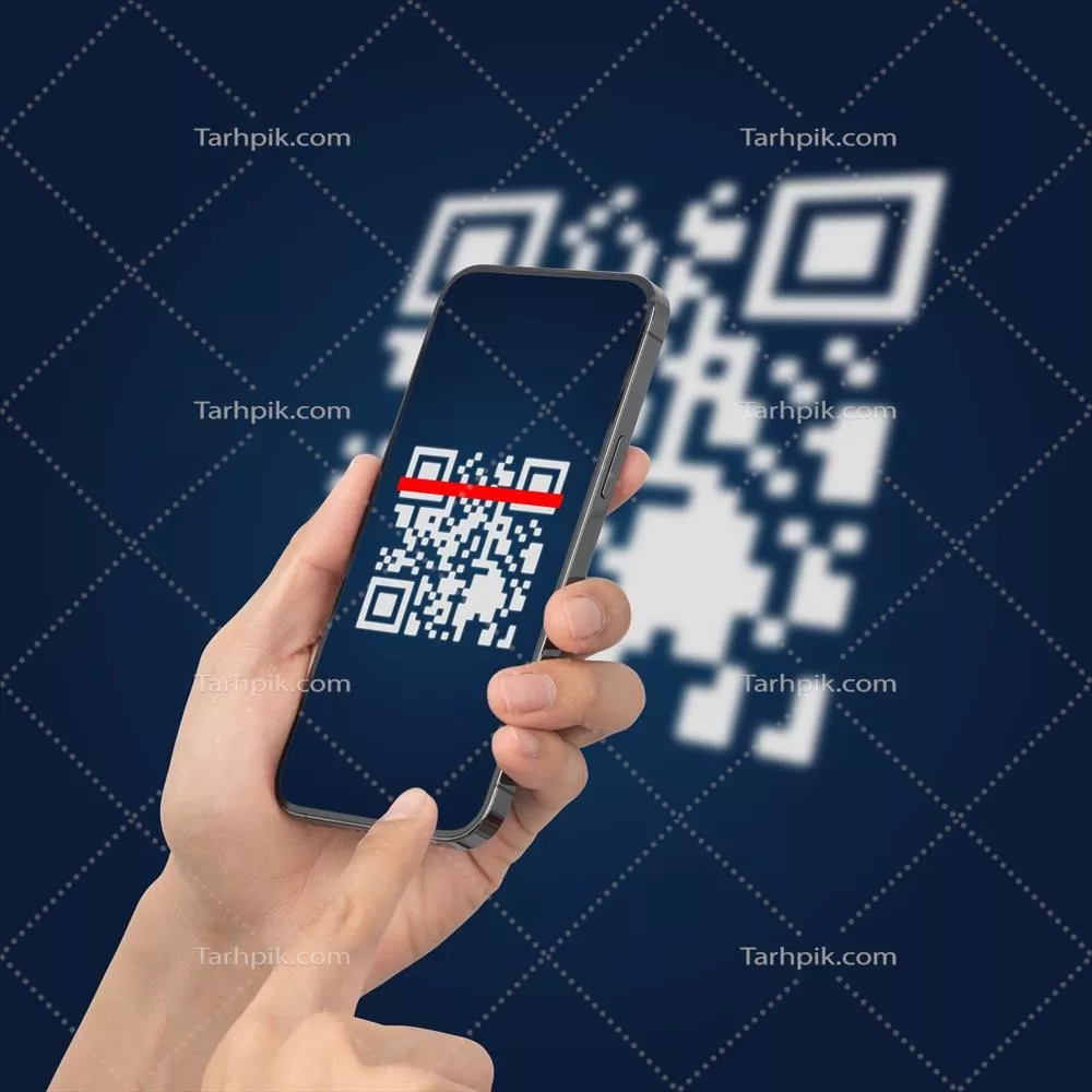 عکس استفاده از تلفن همراه برای اسکن کد QR و پرداخت دیجیتال بدون پول نقد