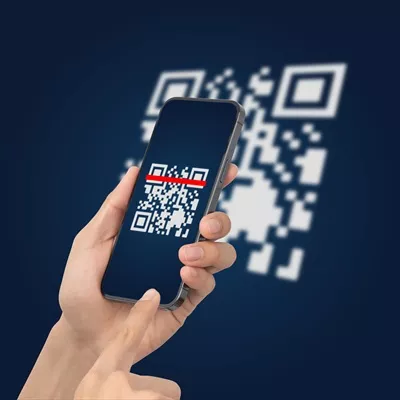 عکس استفاده از تلفن همراه برای اسکن کد QR و پرداخت دیجیتال بدون پول نقد