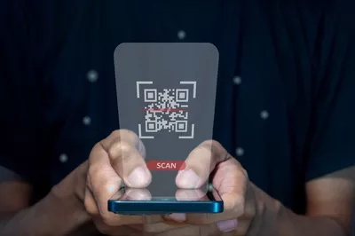 عکس استفاده از گوشی هوشمند برای اسکن کد QR و پرداخت الکترونیکی