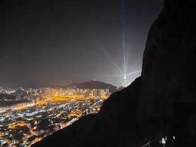 عکس منظره ای زیبا از کوه نور در مکه و غار حرا در بالای آن
