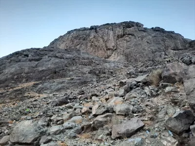 عکس منظره ای زیبا از کوه نور در مکه و غار حرا در بالای آن
