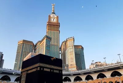 عکس خانه مقدس خداوند: کعبه، درب طلایی و برج ساعت در مکه