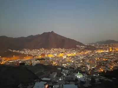 عکس منظره ای زیبا از کوه نور در مکه و غار حرا در بالای آن