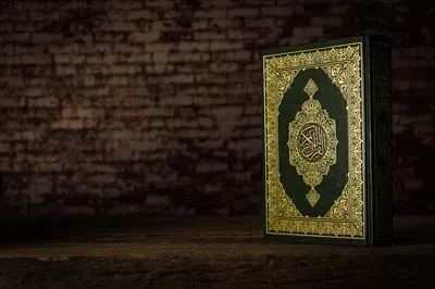 عکس قرآن کریم: کتاب مقدس مسلمانان و نماد ایمان در زندگی روزمره