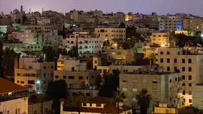 عکس خانه های شهری در شب، نمایی زیبا از شهر امان در اردن