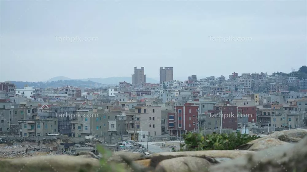 عکس نمایی زیبا از روستای ماهیگیری قدیمی با معماری سنتی در سواحل جنوبی چین