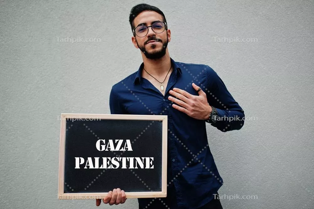 عکس مرد عرب با پیراهن آبی و عینک، تابلوئی با نوشته غزه و فلسطین در دست دارد