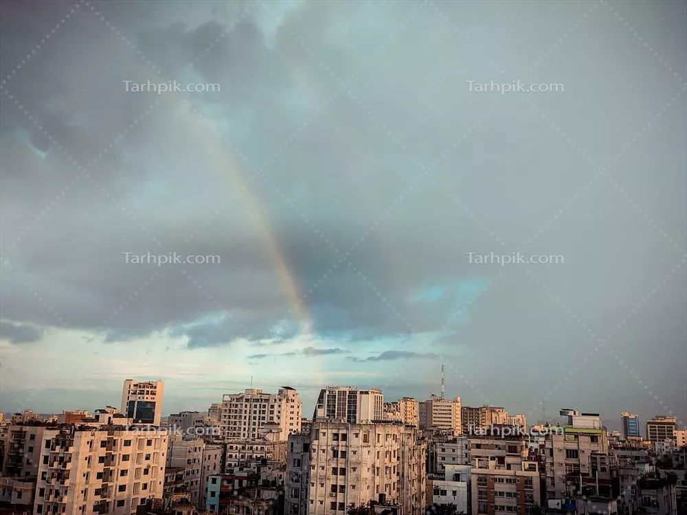 عکس رنگین کمان زیبا بر فراز شهر: نمایی دلنشین از آسمان