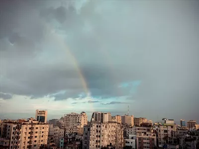 عکس رنگین کمان زیبا بر فراز شهر: نمایی دلنشین از آسمان