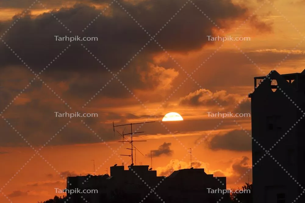 عکس تجلی رنگ ها و نور در آسمان افق هنگام غروب خورشید