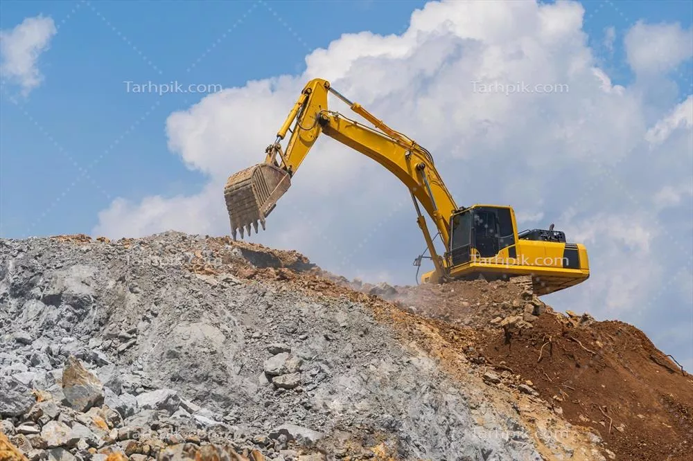 عکس عملیات حفاری با بیل مکانیکی در فضای باز زیر آسمان آبی