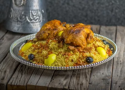 عکس برنج مخلوط با مرغ و ادویه جات خوشمزه در ظرف سرو با نمای جانبی