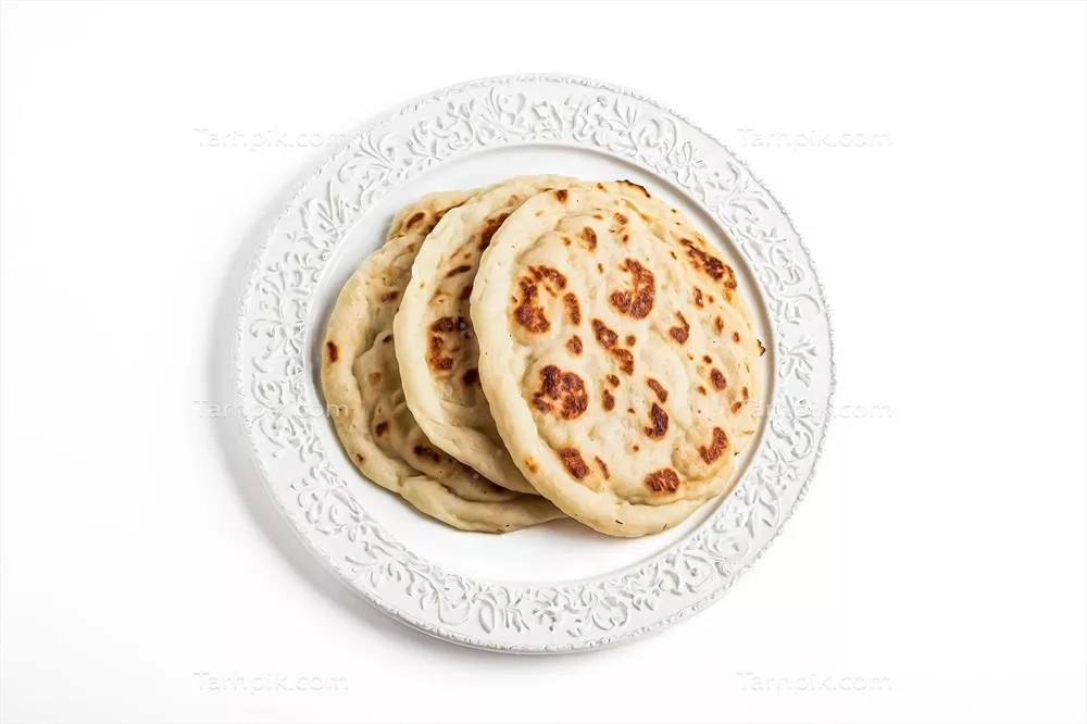 عکس نان لذیذ بر روی یک بشقاب سفید با تزئینات زیبا