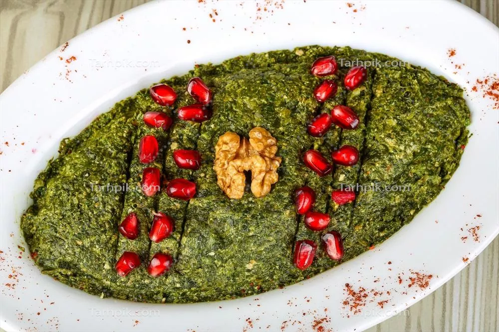 عکس پخت و سرو پخالی بر روی بشقاب چوبی با پس زمینه زیبا