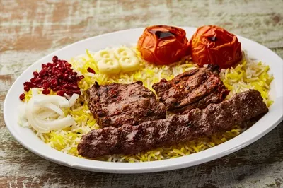 عکس غذای خوشمزه و لذیذ شامل کباب سلطانی، کباب تیکا و برنج ماندی