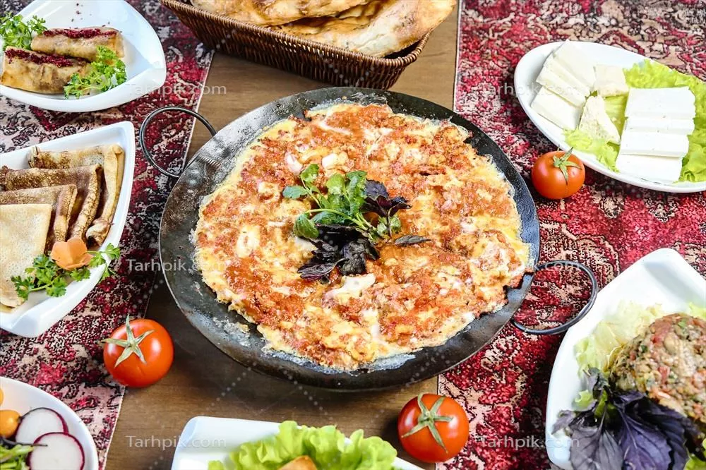 عکس مجموعه ای از غذاهای متنوع و خوشمزه بر روی میز برای مهمانی