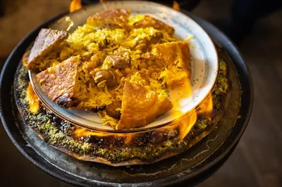 عکس پلو شاهی با نان لواش در رستوران، غذایی سنتی و خوشمزه
