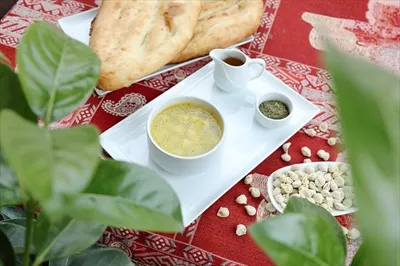 عکس چیدمان زیبا و دلنشین میز غذا با بشقاب و کاسه سوپ
