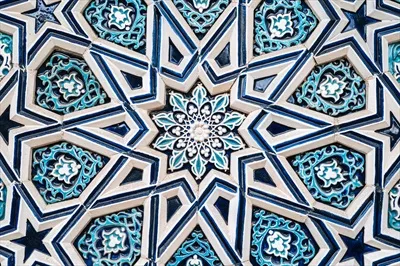 عکس موزاییک زیبای ازبکی با الگوهای اسلامی و گل های آبی و سفید