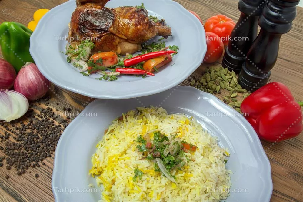 عکس مرغ کبابی نیمه پخته با برنج پلویی و ادویه های خوشمزه
