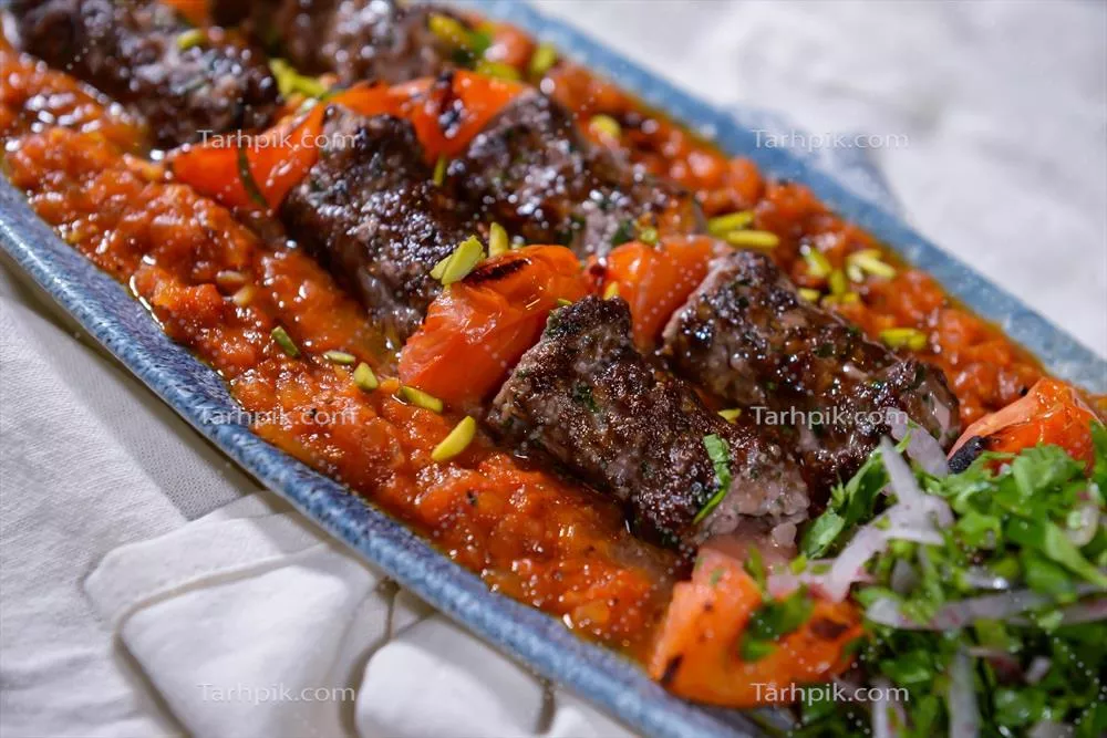 عکس کباب سیخ دار گوشت با سس گوجه فرنگی و پیاز، غذایی خوشمزه و لذیذ