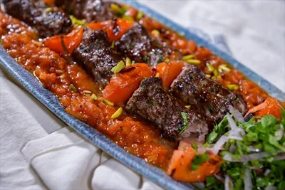 عکس کباب سیخ دار گوشت با سس گوجه فرنگی و پیاز، غذایی خوشمزه و لذیذ