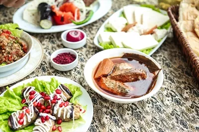 عکس میز تزئین شده با بشقاب های غذا در سس خوشمزه و دلپذیر