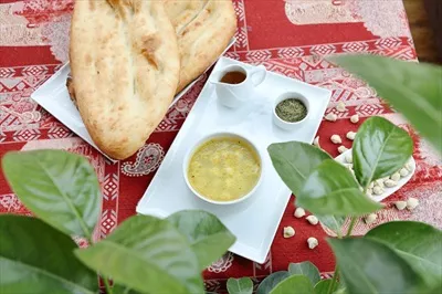 عکس تصویری زیبا از غذاهای خوشمزه و سوپ در ظرف روی میز