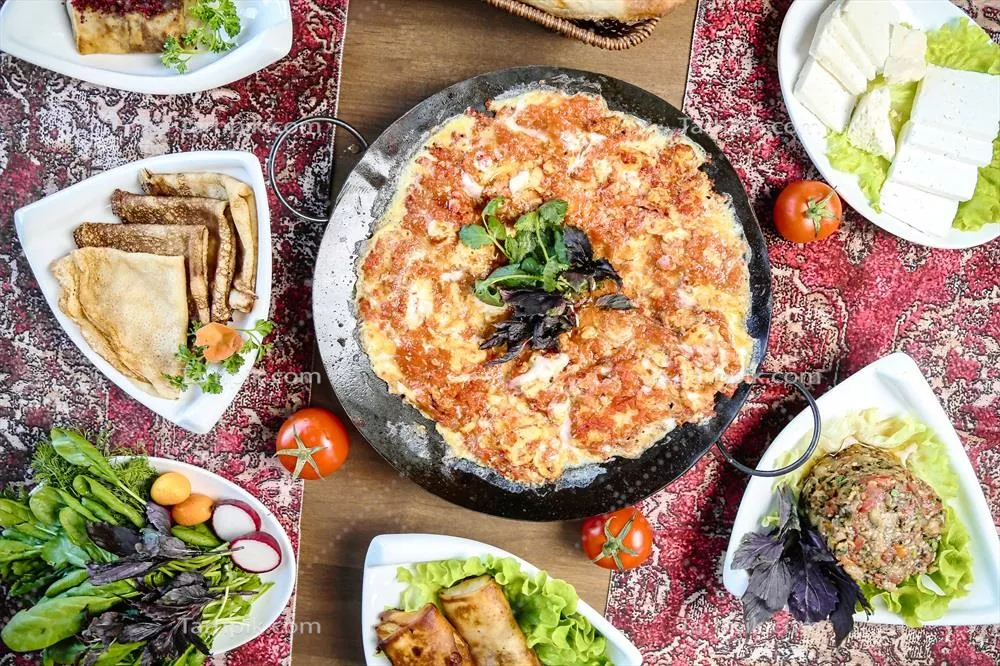 عکس مجموعه ای متنوع از غذاهای خوشمزه بر روی میز برای مهمانی