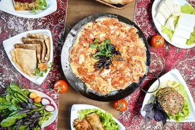 عکس مجموعه ای متنوع از غذاهای خوشمزه بر روی میز برای مهمانی
