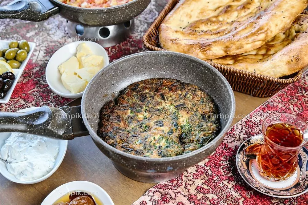 عکس میز غذا با انواع کاسه های خوراکی و نان های خوشمزه