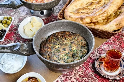 عکس میز غذا با انواع کاسه های خوراکی و نان های خوشمزه