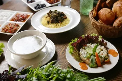 عکس میز چوبی با انواع غذاهای خوشمزه و تزئینات زیبا