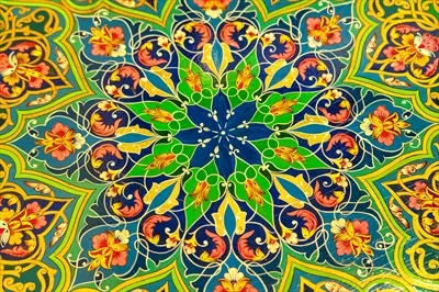 عکس طرح رنگارنگ و وینتج با نقوش شرقی بر روی سطح میز به صورت انتزاعی