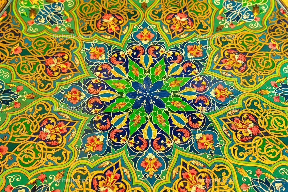 عکس طرح رنگارنگ و وینتیج با تزئینات شرقی بر روی سطح میز
