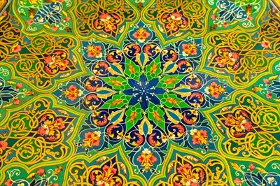 عکس طرح رنگارنگ و وینتیج با تزئینات شرقی بر روی سطح میز