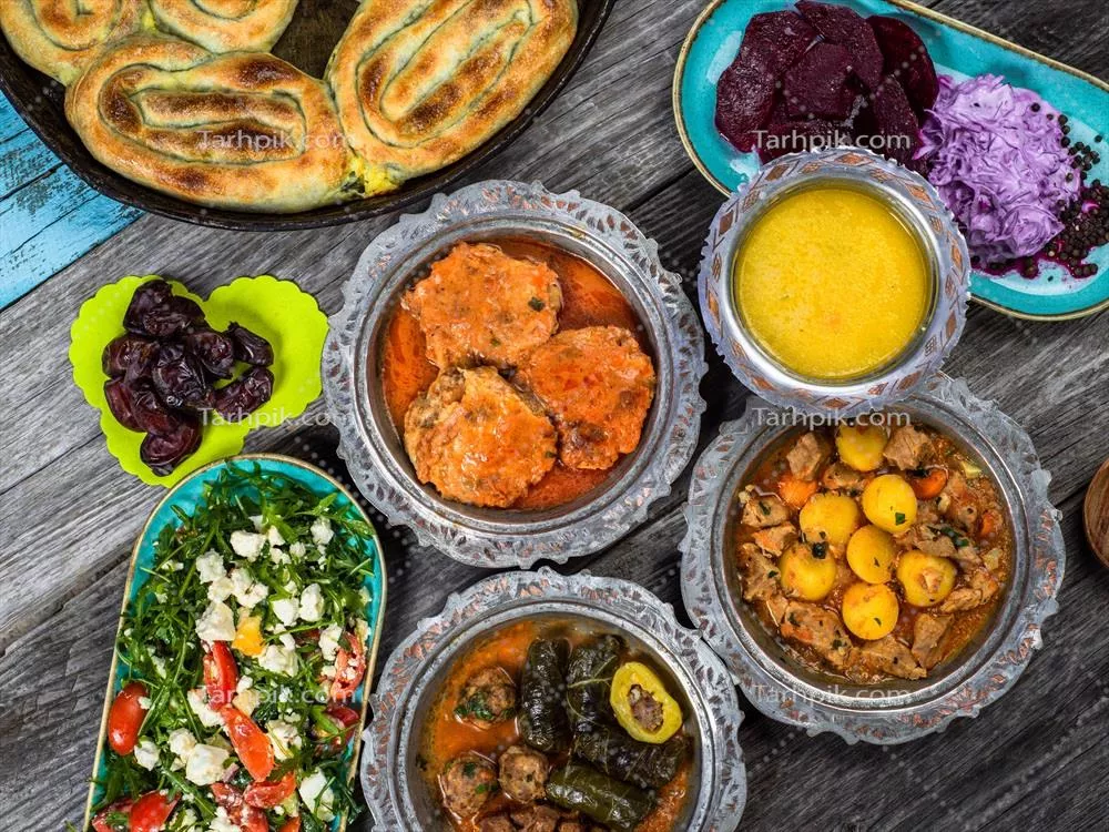 عکس مجموعه ای از غذاهای خوشمزه افطار در ماه رمضان با چیدمان سنتی