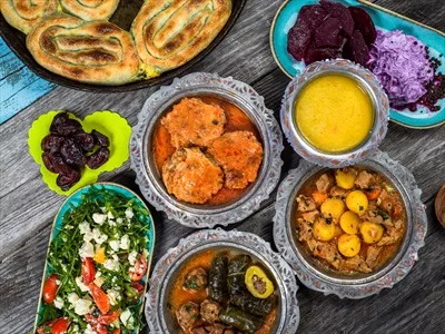 عکس مجموعه ای از غذاهای خوشمزه افطار در ماه رمضان با چیدمان سنتی
