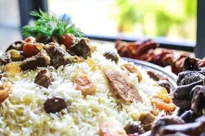 عکس نمای نزدیک از غذاهای خوشمزه و رنگارنگ روی میز برای لذت بردن