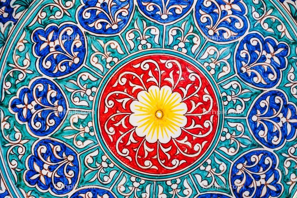 عکس نقوش زیبا و دست ساز روی بشقاب های سرامیکی سنتی ازبکستان