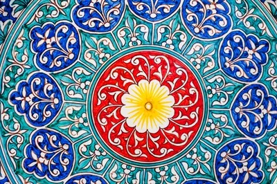 عکس نقوش زیبا و دست ساز روی بشقاب های سرامیکی سنتی ازبکستان