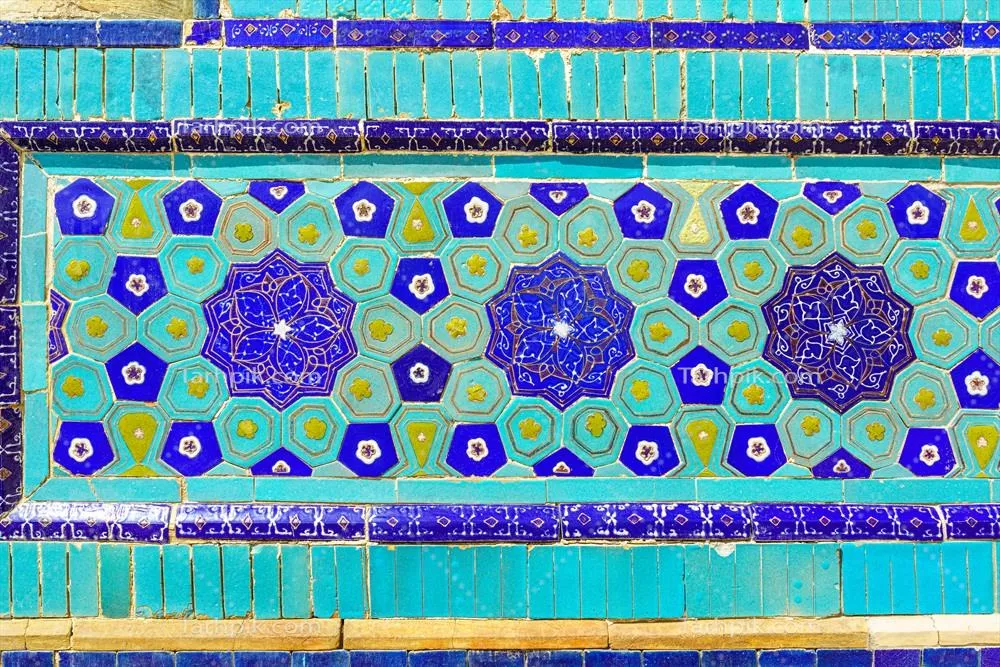 عکس تزیینات هندسی و سنتی اسلامی: قطعه ای از موزاییک سرامیکی زیبا