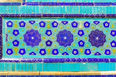 عکس تزیینات هندسی و سنتی اسلامی: قطعه ای از موزاییک سرامیکی زیبا