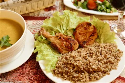 عکس تصویری زیبا از بشقاب غذا و کاسه سوپ بر روی میز