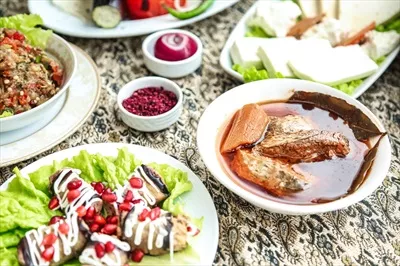عکس میز تزئین شده با بشقاب های غذا و کاسه های سس خوشمزه