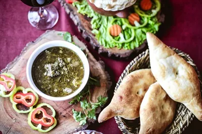 عکس میز پذیرایی با بشقاب های غذا و لیوان شراب در یک مهمانی شیک
